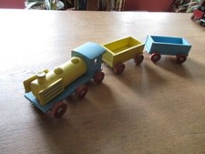 Eisenbahn mit zwei Anhänger